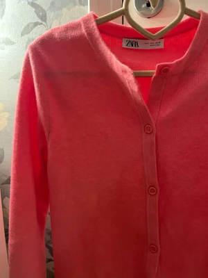 Skrikrosa kofta - Finstickad kofta från Zara, använd en gång.🩷