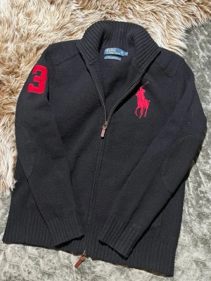 Ralph Lauren cardigan - Tja, Säljer denna riktigt feta stickade Ralph Lauren Cardigan i 100% ull. Riktigt fint skick, varm och mjuk. Storlek M, kan även passa en större S. Hör gärna av er vid funderingar! Perfekt nu till vintern// Eskil