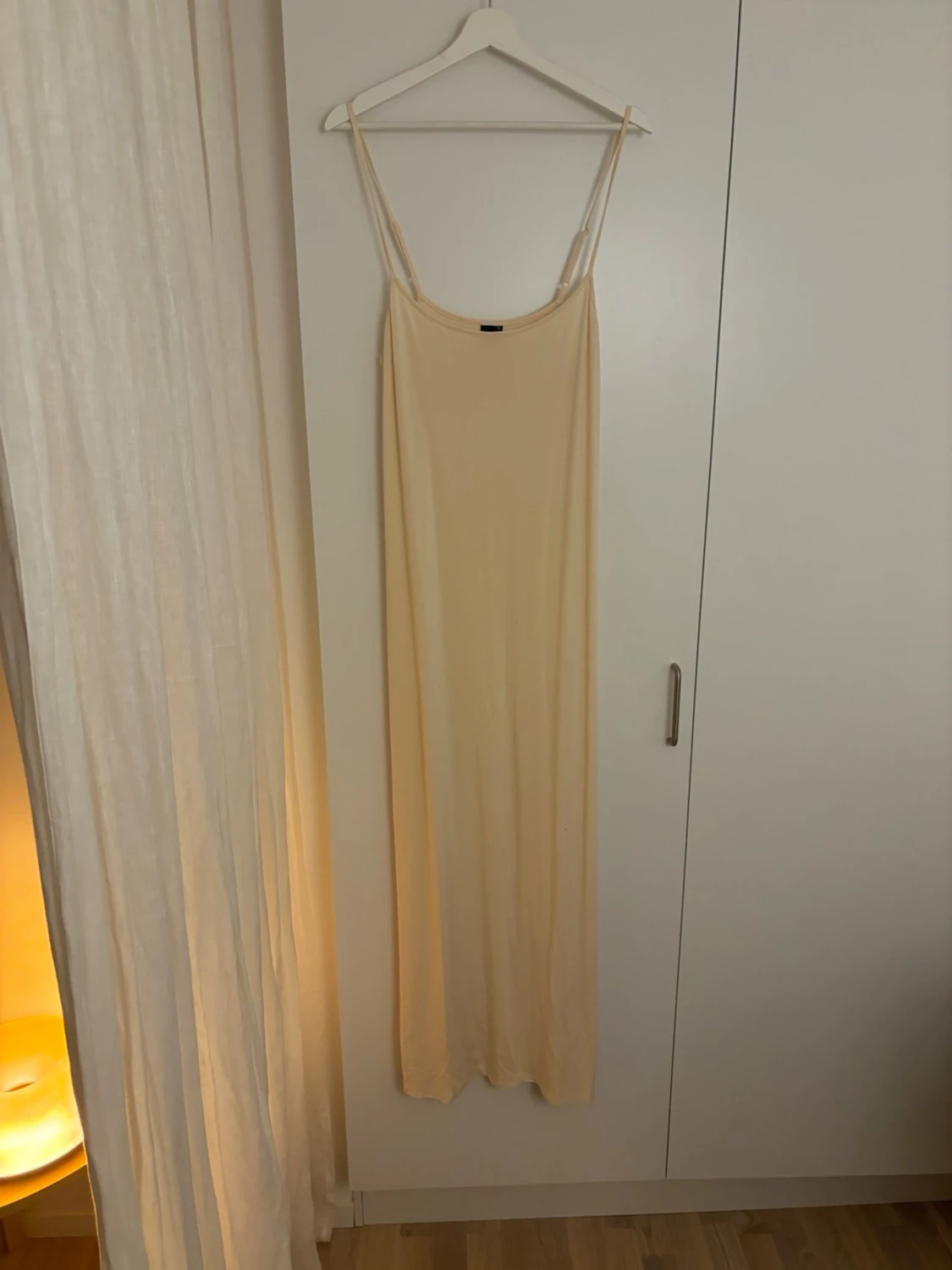 Ljusgul långklänning med smala axelband