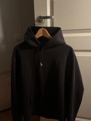 Ralph Lauren Hoodie - Svart RLhoodie i fint skick svart storlek L. Fråga om du har frågor 
