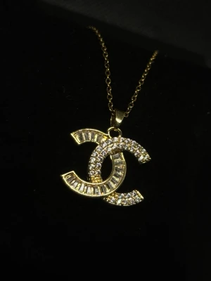 Halsband - Helt nytt guldfärgat halsband.