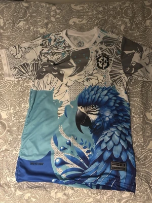 Fotbollströja  - Helt ny köpte den i somras har inte ens använt den. Den är tyvärr för liten för mig, därför säljer jag den