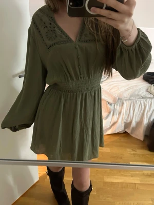 Olivgrön kort klänning från Zara - Superfin klänning från Zara. Köpt på vinted men aldrig använd av mig, en lös tråd vid knapparna i fram men inget som märks vid användning, syns på bilden. Storlek XS, pris kan diskuteras! 