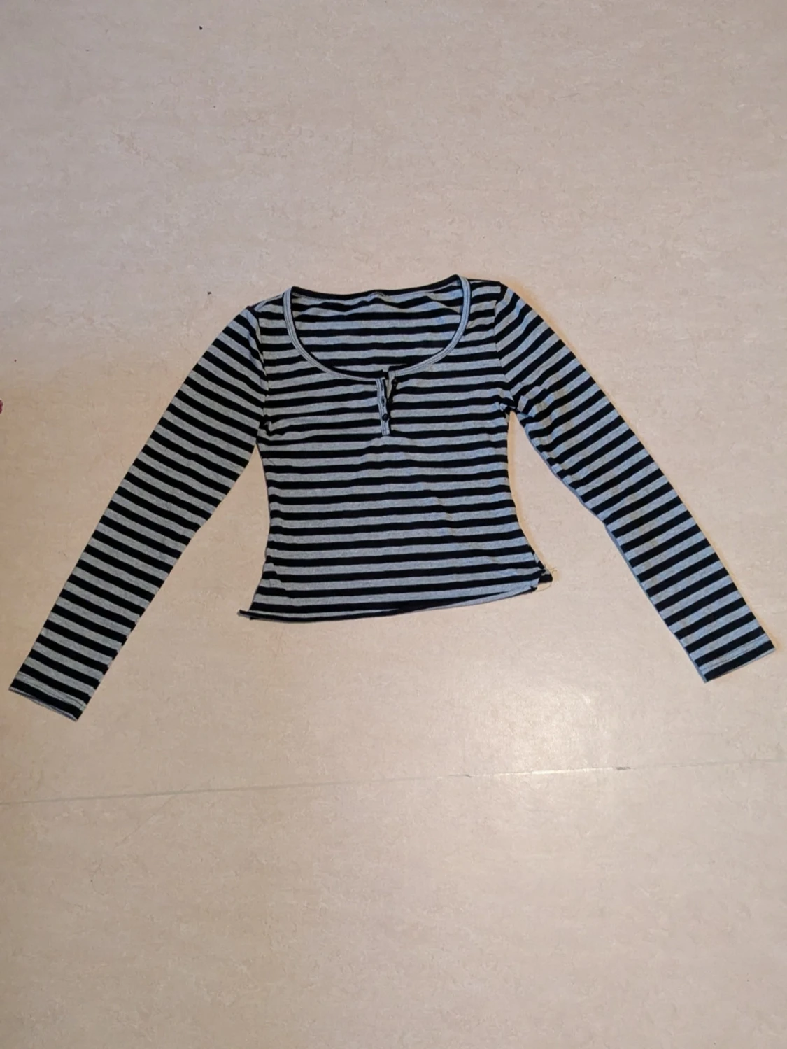 Randig tröja med långa ärmar med u-ringning och knappar - 2