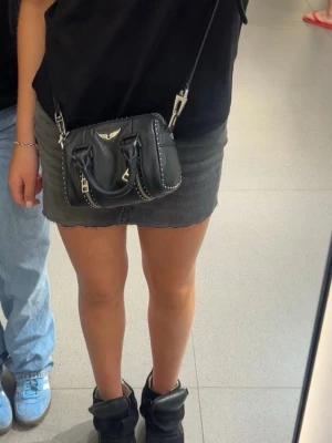 Zadig & Voltaire sunny bag - Intressekoll på min Super fina Zadig & voltaire sunny bag,dustbag ingår !🩷 Äkta såklart !! Nypris låg runt 6000