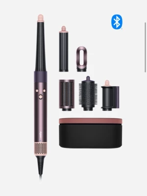 Dyson airwrap i.d jasper plum - Dyson Airwrap Complete hårstylingverktyg med flera tillbehör för olika stylingbehov. Alla delar är nya men rundborsten har tecken på användning. Detta är modellen som kopplas till en app som anpassar stylingen automatiskt till ditt hår.  Garantin är fortfarande giltig. Den är köpt i april kvitto finns självklart och allt är oavsett kopplat till serienumret på enheten.  Skickar bilder vid seriöst intresse. Går att hämta upp eller skickas men står inte för postens slarv. 
