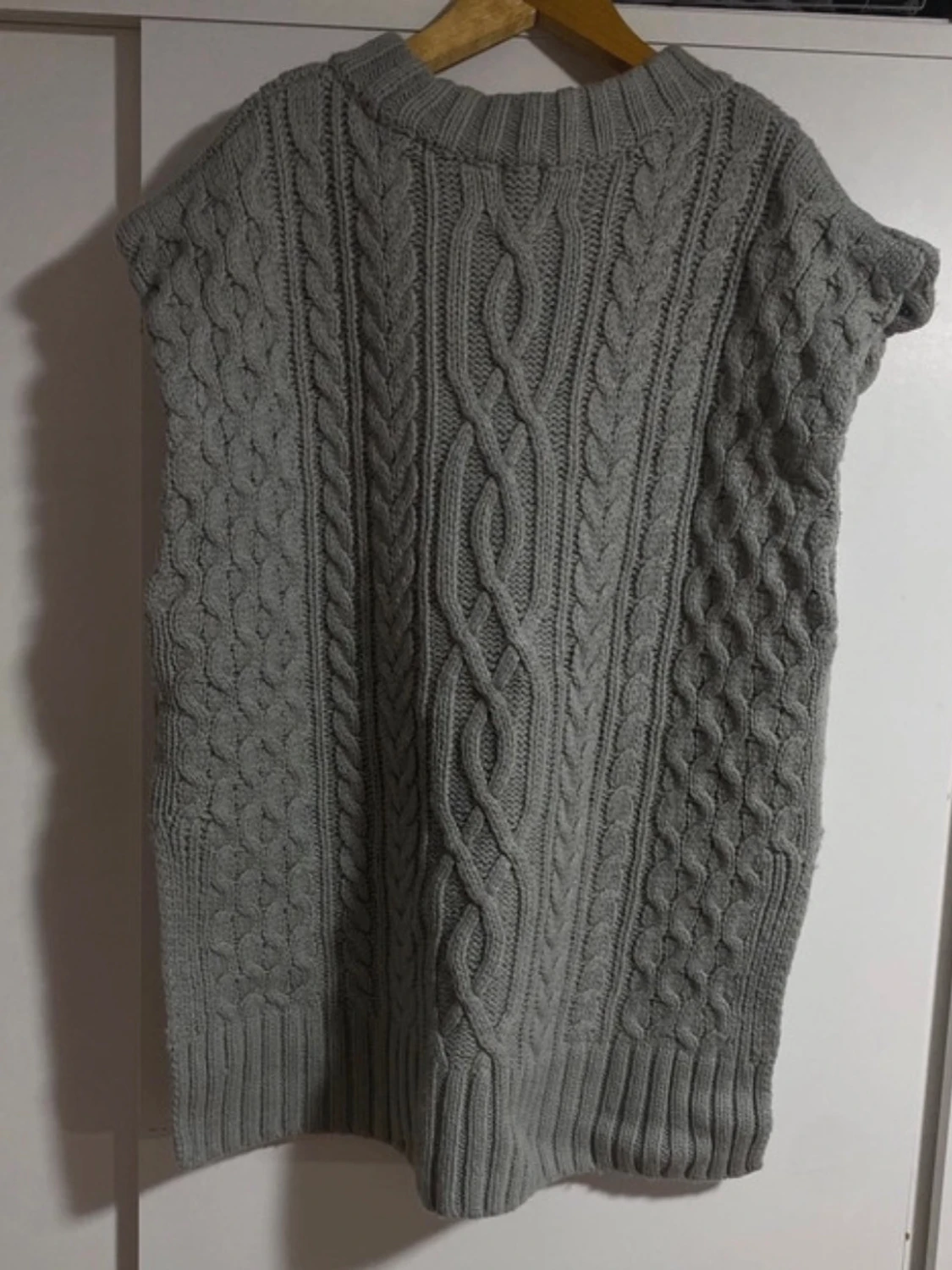 Grå stickad väst med flätmönster - 1