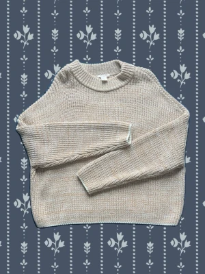 Beige stickad tröja från H&M XS - Mysig, oversized, beige stickad tröja från H&M i storlek XS. Tröjan har en relaxed passform, rund halsringning och långa ärmar. 