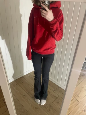 Hoodie  - Röd hoodie i storlek xs. Säljer för den inte kommer till användning längre.💗