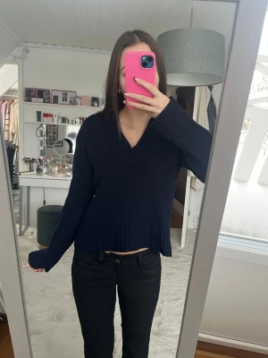 Mörkblå stickad tröja från Boomerang - Säljer en mörkblå stickad tröja från Boomerang Stockholm i storlek M, tröjan passar storlek S och tror även XS också. Tröjan har v-ringning, breda ribbade muddar och en lite croppad passform. Jag har själv nästan aldrig använt den men köpte den på Plick för ett tag sedan, den har ett hål på varsin ärm som man kan se på sista bilden💕💕