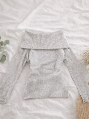 Stickad Offshoulder  - Mjuk och varm stickad beige Offshoulder. Skicka om ni har några frågor😚