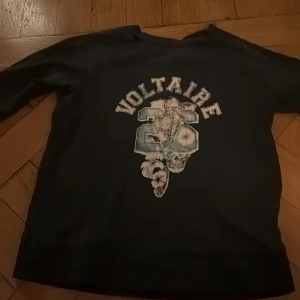 Mörk grön Zadig &voltarier tröja ❤️ - Den är i väldigt bra skick och väldigt fin den är i storlek 152  12år jag är 158 och kan fortfarande använda den❤️