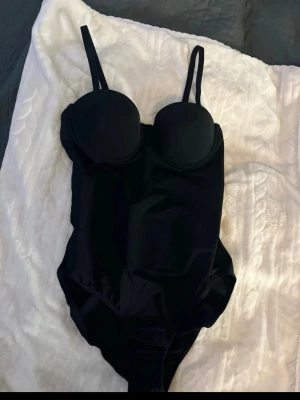 Svart body  - Svart body i storlek xs helt ny banden går att ta bort 