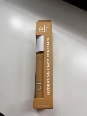 e.l.f. Hydrating Camo Concealer - Säljer e.l.f hydrating camo concealer då den var för mörk för mig, oanvänd. Färg: medium warm.  Fri frakt
