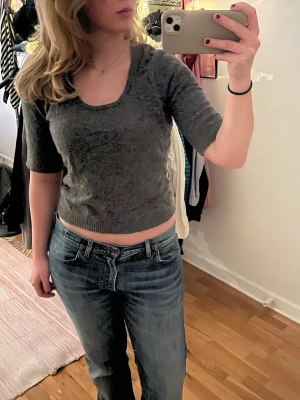 Ullstickad trekvartströja - Jätte söt ullstickad trekvartströja. Produkten är grå och är ifrån benetton (lappen är däremot bortklippt). Men skulle säga att den passar någon med strl s/m. 💋