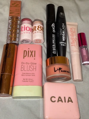 Smink kit  - Kit med massa olika sminkprodukter, priset gäller för alla på bilden! Skulle man vara intresserad av nån specifik kan man höra av sig☺️ Vissa är nya och vissa använda, skriv för fler frågor eller bilder!🥰 