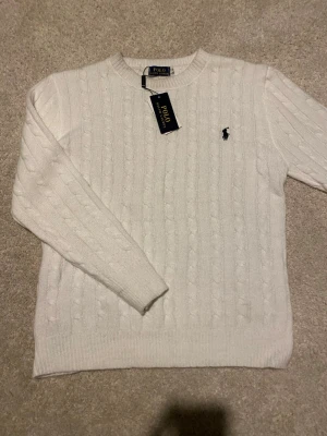 Vit kabelstickad tröja Polo Ralph Lauren S - Vit kabelstickad tröja från Polo Ralph Lauren i storlek S