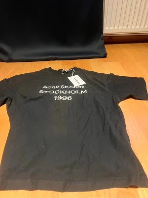 Acne studios Stockholm T-shirt  - Acne T-shirt Stockholm T-shirt som är sprillans ny.