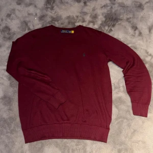 Vinröd stickad tröja från Polo Ralph Lauren - De står XXL men skulle säga att den sitter som M/L