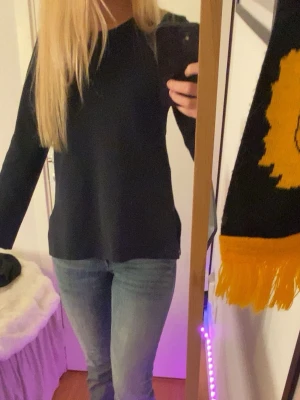 Långärmad tröja MQ - Jättefin långärmad tröja i väldigt bra kvalitet. Fint och mjukt material som håller formen bra. Köpt för ca 800 kr på MQ, säljs pga för liten Bra skick, inga fläckar eller skador Storlek: S Hör av dig om du vill ha fler bilder eller mått! 