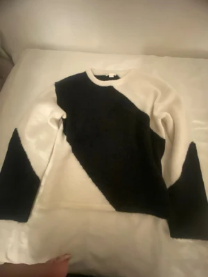  stickad tröja från Gina  - Säljer en fluffig stickad tröja från Gina Tricot i storlek 170. Tröjan har ett snyggt svartvitt mönster med långa ärmar och rund hals. Säljs pågrund av att den inte används så mycket! 💕🫰🏻