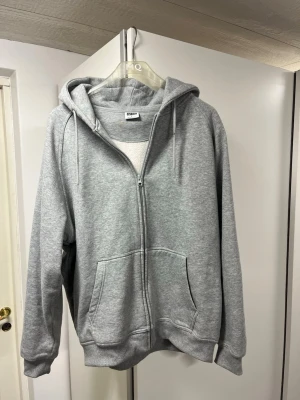 Urban Classic Zip hoodie - Säljer en Urban Classic hoodie i storlek L, säljer den pga att den är för stor för mig. Då den är för stor så har jag knappast använt den.