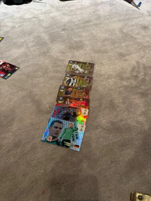 Ingen väst synlig på bilden - Bilden visar samlarkort med fotbollsspelare, ingen väst finns med på bilden.