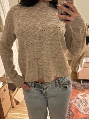 Stickad tröja - Säljer en beige stickad tröja från ONLY i storlek M. Tröjan har ett vågigt stickat mönster, rund halsringning och långa ärmar. Perfekt för lager-på-lager och chill höst- eller vinterstil. Supermjuk och skön att ha på sig.