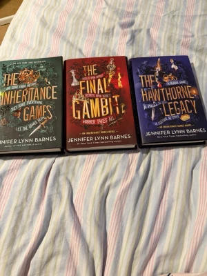 The Inheritance Games / The Final Gambit / The Hawthorne Legacy - Upptäck en spännande trilogi fylld av mysterier, gåtor och tävlingar! Perfekt för dig som gillar smarta intriger och oväntade vändningar. Snygga omslag och fängslande titlar gör dessa böcker till ett måste för unga vuxna som älskar att bli överraskade. Böckerna är Harcover/inbundna