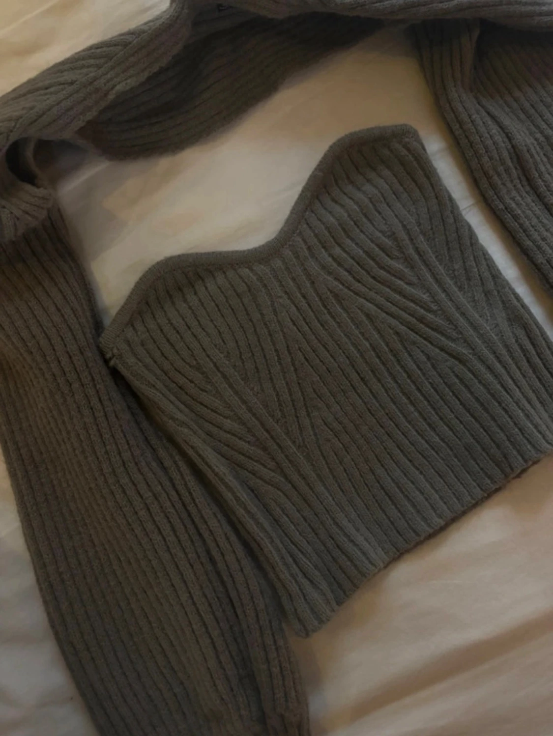 Grå ribbad croppad stickad tröja - 1