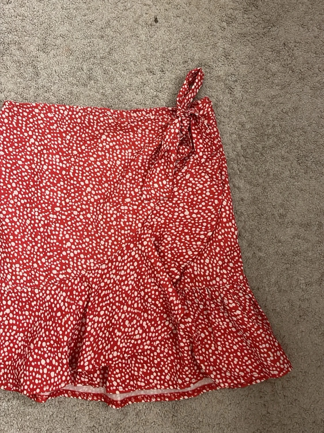 Röd omlottkjol med vita prickar SHEIN - 1