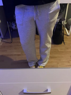 Ljusgrå mjukisbyxor från lager 157 - Säljer ett par ljusgrå mjukisbyxor från lager 157. Byxorna har raka ben och stora fickor framtill och mindre fickor bak.