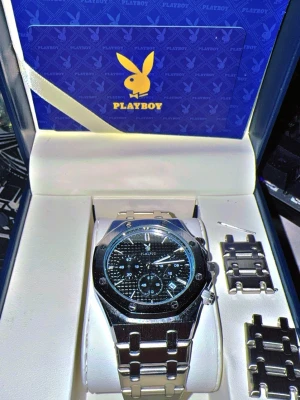 Playboy klocka - Playboy klocka  i silverfärg med metallarmband och extra länkar, pris kan diskuteras 