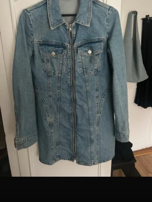 Jeansklänning Zara - Jättefin Jeansklänning från Zara i storlek M. Bara använd ett par gånger💞