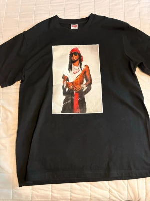 Supreme Playboi Carti Tee White FW25 - Obs! inte äkta men extremt lik 