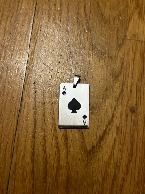 Spelkort halsband (silverfärgad) - Det här är ett silverfärgat halsband med en tålig kedja i materialet stainless steel. Perfekt för dig som samlar på halsband eller om du bara vill ha något som är prisvärt och i bra kvalitet som passar i alla tillfällen 