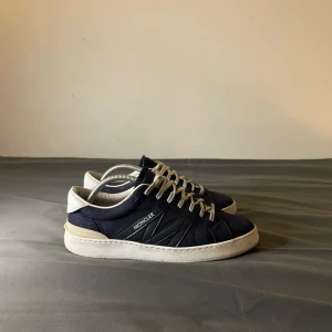 sällsynta moncler sneakers i marinblått  - Snygga mörkblå sneakers från Moncler i marinblått vita detaljer och vita snören och Moncler-logga på sidan och hälen. Perfekta för dig som gillar stilrena och exklusiva sneakers med premiumkänsla. väldigt bekväma från skillnad till andra märkes skor, väldigt svåra att få tag på, 