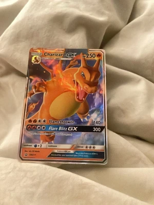 Pokémon kort - Säljer denna Charizard GX för ett bra pris, den har en liten skråma på höger kant nere men annars är den väll behandlad, kommer utan sleeve