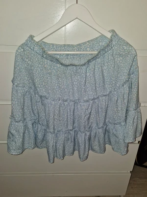 Blå blommig kjol från shein - En söt blå blommig kjol från shein i storlek L. I använt skick och den har 2 fläckar som syns men annars är den okej. Fläckarna kan gå bort, har ej testat. Använd gärna köp nu funktionen eller kom privat💗