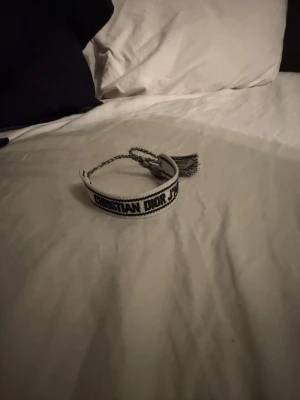 Dior armband  - Säljer detta galet snygga armbandet som är justerbart och passar alla. Perfekt till vilken outfit som helst!