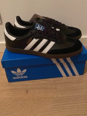Adidas Samba - Snygga oanvända sambas. Storlek 39 1/3. Lådan ingår givetvis. Fråga gärna för fler bilder eller funderingar. Fraktar oftast samma dag. Först till kvarn.