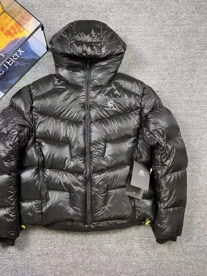 Svart dunjacka från Kailas 5000GT - Säljer en svart, glansig dunjacka från Kailas med huva och dragkedja framtill. Jackan har en puffig look, två sidofickor med dragkedja och diskret logga på bröstet. Perfekt för kalla dagar och riktigt snygg till streetwear-stilen. Also a green one. All sizes available.