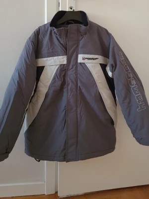 Snygg jacka 146 - Skön jacka i storlek 146 med mjuk flecce inne i jackan på ryggen och framtill,4st fickor med dragkedja. Luvan fattas.