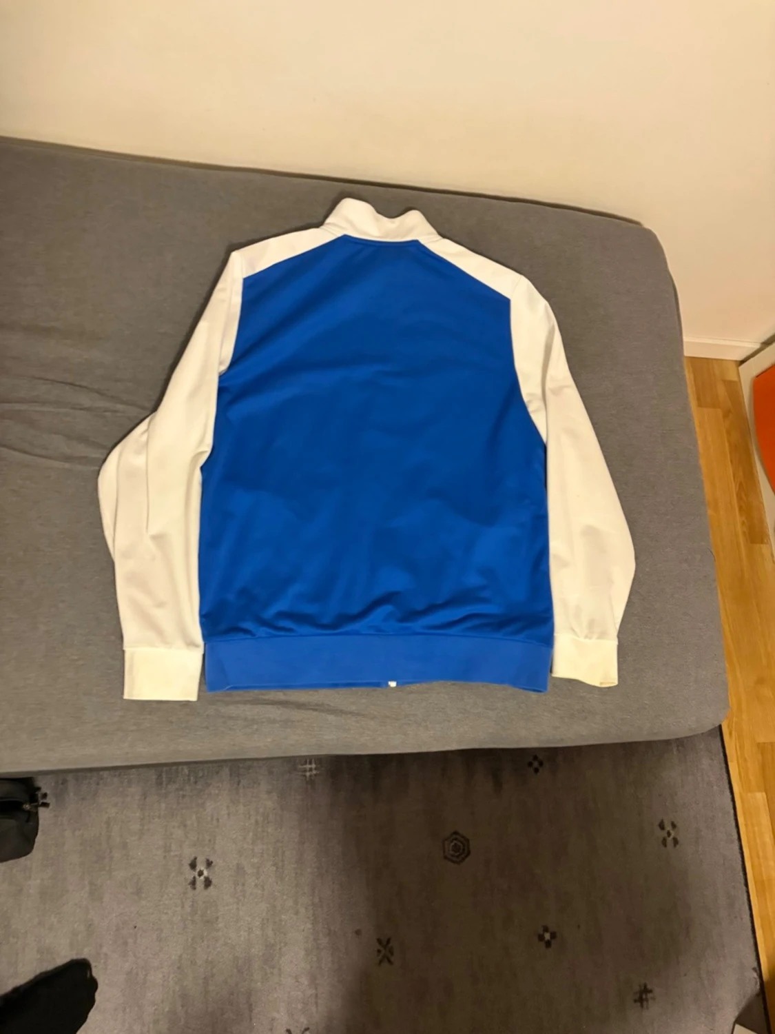 Blå och vit vindjacka från Lacoste - 1