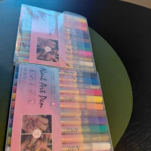  ​Färgglada Nail Art Pen set - Säljer nytt  set med Nail Art Pen i massor av olika färger, perfekta för att skapa kreativa och detaljerade nageldesigner. Pennorna kommer i plastförpackning och innehåller nyanser som rosa, blå, gul, grön, lila och orange. Smidig förpackning att ta med och använda hemma. 100:- 
