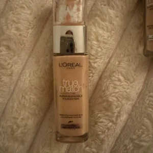 L'Oréal True Match Foundation 1.R/1.C - Ljus foundation från L'Oréal True Match i nyansen 1.R/1.C med cool underton. Kommer i en glasflaska med pump och silverfärgat lock. Formulan är superblendable och innehåller hyaluronsyra för extra återfuktning.