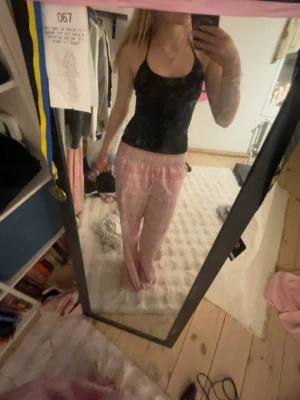 Svart halterneck linnetopp H&M XS - Säljer en svart halterneck linnetopp från H&M i storlek XS. Toppen har smala band som knyts i nacken och är figurnära med en enkel, stilren look. Perfekt att matcha med jeans eller kjol för en clean vibe.