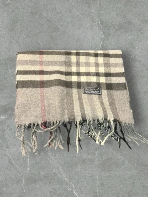 Burberry scarf/halsduk  - Säljer en fet burbery scarf i färgen grå,skick:8/10, Pris:349, självklart äkta, vid frågor eller funderingar är de bara och höra av sig ‼️