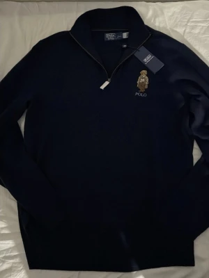 Marinblå half zip tröja Polo Ralph Lauren - Kashmir/Cashmere polo ralph lauren tröja, original pris 2899kr på zalando, beställde den men tyckte inte riktigt den passar min stil mitt pris -> 1799✅ har två stycken en i S och en i M