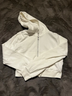 Vit kofta - Säljer en vit något kroppar kofta från H&M, används inte längre därav säljs den. Storlek M, men väldigt liten i storleken, passar XS, S och ev XXS
